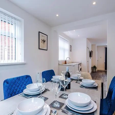 Hébergement de vacances New! Spacious 3-bed House In By 53 Degrees Property, Ideal For Business & Contractors - Sleeps 9!