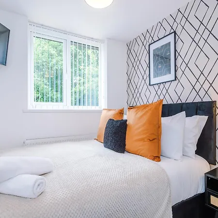 New! Spacious 3-bed House In By 53 Degrees Property, Ideal For Business & Contractors - Sleeps 9! Hébergement de vacances *