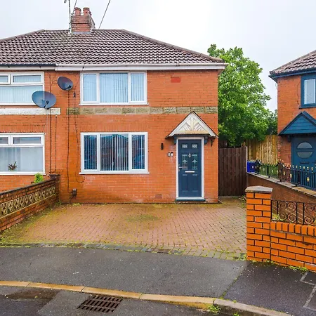 New! Spacious 3-bed House In By 53 Degrees Property, Ideal For Business & Contractors - Sleeps 9!