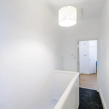R&r Nr Mediacity 4 Bedrms, 6 Beds, Free Parking Manchester