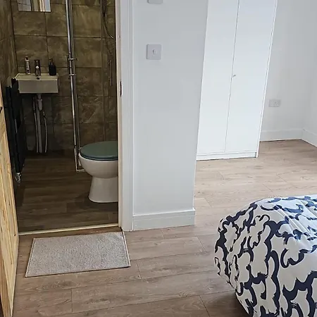 Δωμάτια σε οικογενειακή κατοικία Room-2 En-suite Double Bedroom In *