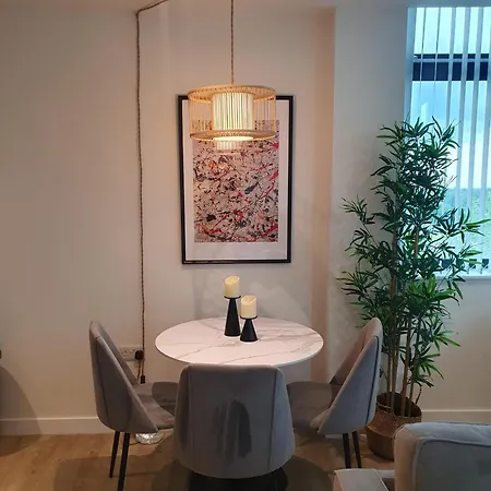 Lovely 1 Bed - Old Trafford Apartmán *