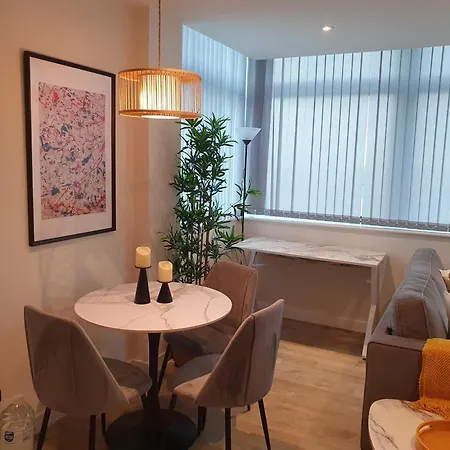 Lovely 1 Bed - Old Trafford Apartmán