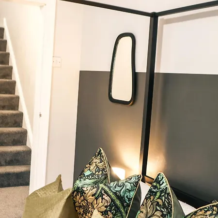 Spacious Stylish With Free Parking 10 Mins To Centre & Ao Arena Ideal For Groups & Long *