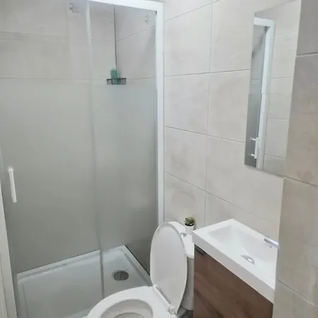 Kwatera prywatna In 6 Minutes Drive To Victoria Station *