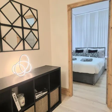 In 6 Minutes Drive To Victoria Station Homestay Manchester