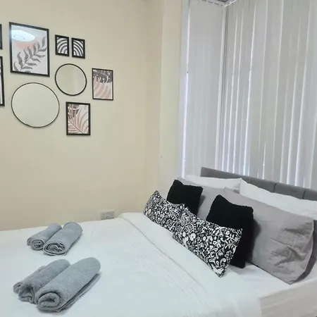 In 6 Minutes Drive To Victoria Station Privat bolig