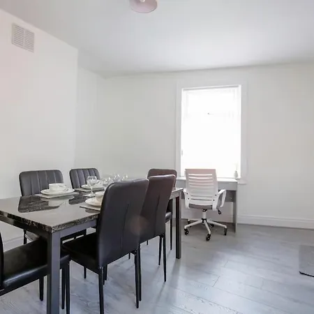 Big New House - 5bdr Near 펜션 맨체스터