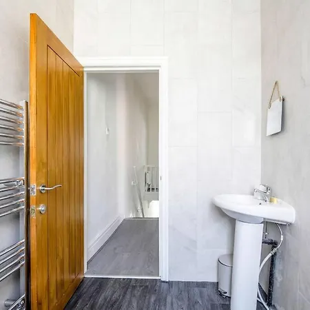 Big New House - 5bdr Near * 맨체스터