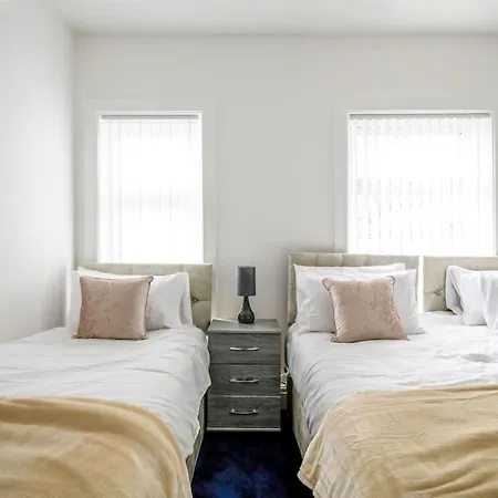 Big New House - 5bdr Near