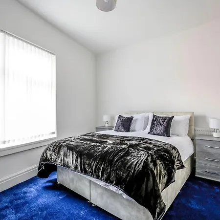 Big New House - 5bdr Near 펜션 맨체스터