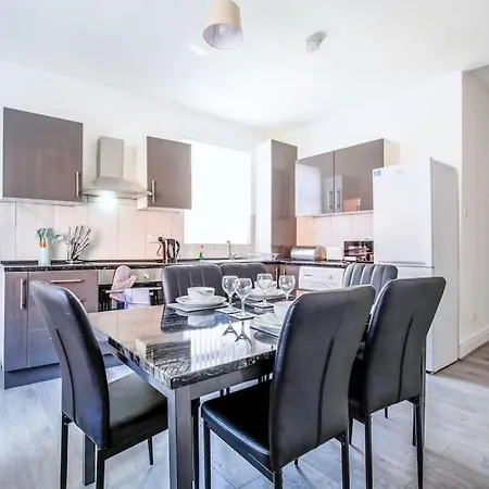 Big New House - 5bdr Near * Manchester