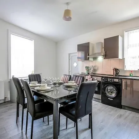 Big New House - 5bdr Near