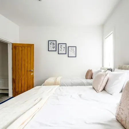 Big New House - 5bdr Near * 맨체스터