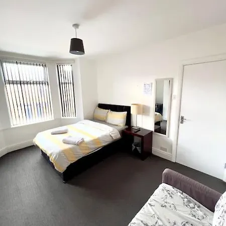 United View! Big House, Prime Location, Transport Manchester