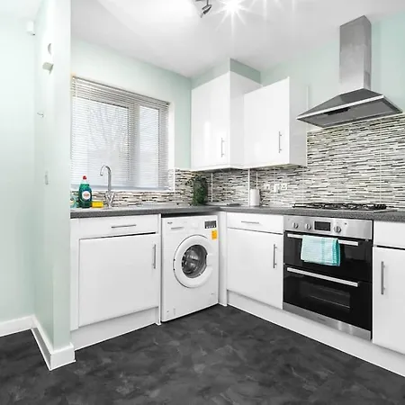 2 Bed House With Garden - Sleeps 9 - Salford - Free Parking - 3 Double Beds, 1 Single & Sofa Bed - Free Netflix & Ultra Fast Wifi - 6 Min To Centre, Close To Trafford Centre, Etihad Stadium, Arena, Clubs &