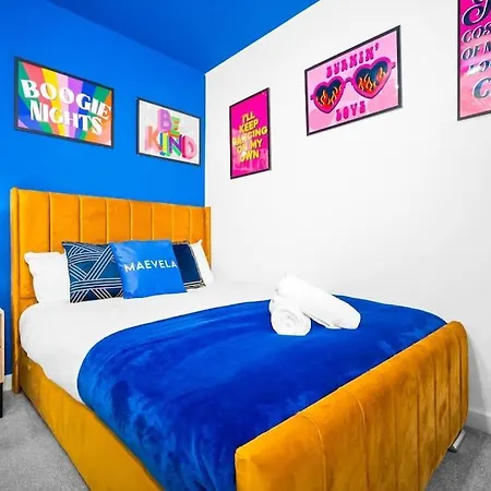 Hotel 2 Bed House With Garden - Sleeps 9 - Salford - Free Parking - 3 Double Beds, 1 Single & Sofa Bed - Free Netflix & Ultra Fast Wifi - 6 Min To Centre, Close To Trafford Centre, Etihad Stadium, Arena, Clubs & Manchester
