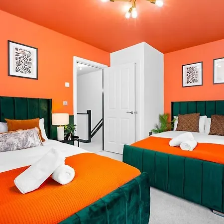 2 Bed House With Garden - Sleeps 9 - Salford - Free Parking - 3 Double Beds, 1 Single & Sofa Bed - Free Netflix & Ultra Fast Wifi - 6 Min To Centre, Close To Trafford Centre, Etihad Stadium, Arena, Clubs & Hotel
