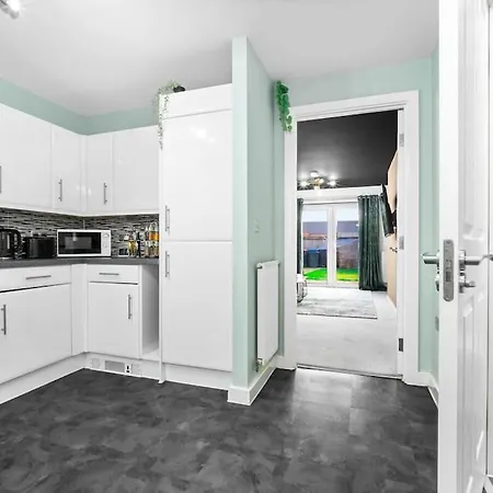 Hotel 2 Bed House With Garden - Sleeps 9 - Salford - Free Parking - 3 Double Beds, 1 Single & Sofa Bed - Free Netflix & Ultra Fast Wifi - 6 Min To Centre, Close To Trafford Centre, Etihad Stadium, Arena, Clubs &