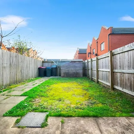 2 Bed House With Garden - Sleeps 9 - Salford - Free Parking - 3 Double Beds, 1 Single & Sofa Bed - Free Netflix & Ultra Fast Wifi - 6 Min To Centre, Close To Trafford Centre, Etihad Stadium, Arena, Clubs & 3* Manchester