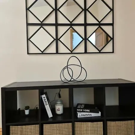 펜션 Large Four Bedroom House In Near Centre *