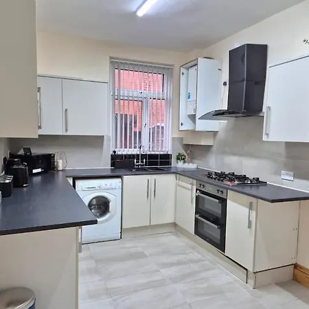 Large Four Bedroom House In Near Centre Manchester