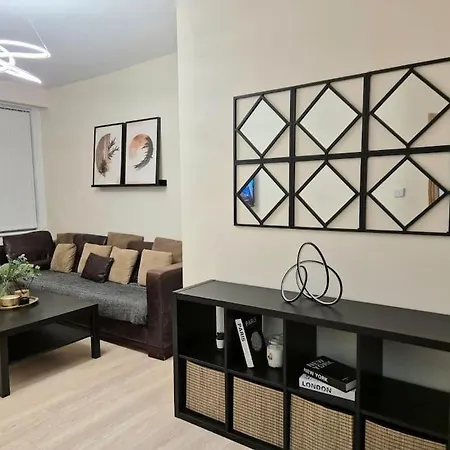 Large Four Bedroom House In Near Centre * Manchester