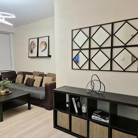 Large Four Bedroom House In Near Centre * 맨체스터