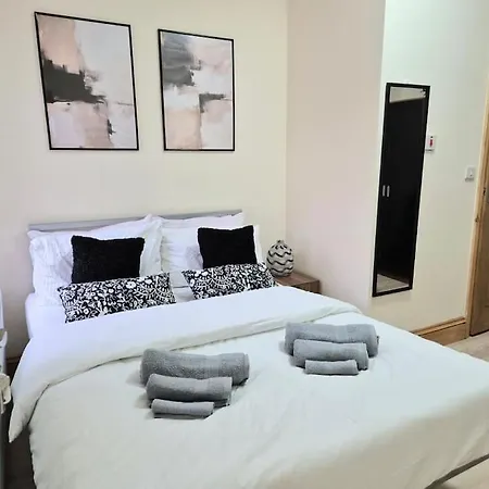 Holiday home Large Four Bedroom House In Near Centre