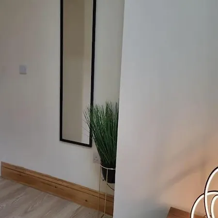 Large Four Bedroom House In Near Centre Feriehus *