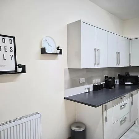 Large Four Bedroom House In Near Centre *