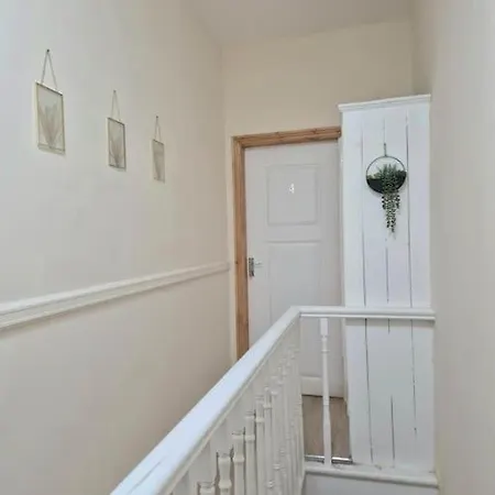 Large Four Bedroom House In Near Centre 펜션 *