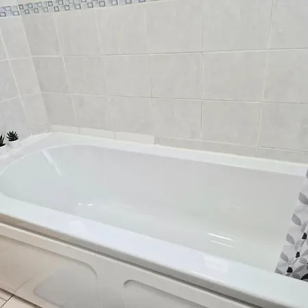 Large Four Bedroom House In Near Centre
