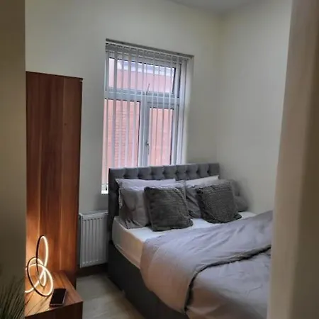 펜션 Large Four Bedroom House In Near Centre
