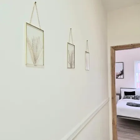 Large Four Bedroom House In Near Centre 펜션 *