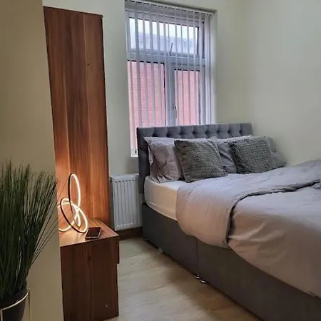 Large Four Bedroom House In Near Centre * 맨체스터