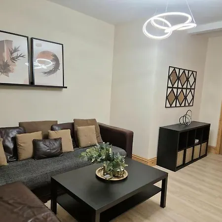 Large Four Bedroom House In Near Centre Casa vacanze