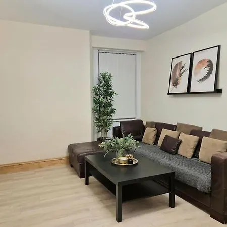 펜션 Large Four Bedroom House In Near Centre *