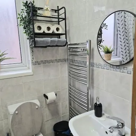 Large Four Bedroom House In Near Centre Feriehus Manchester