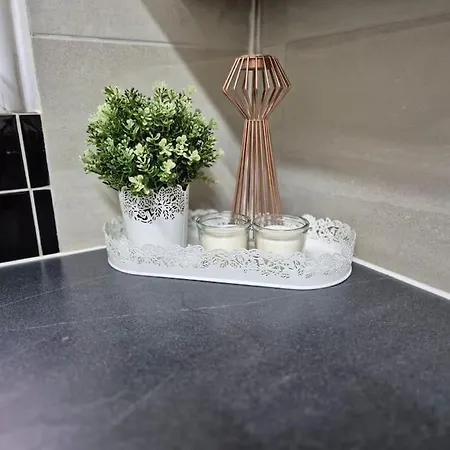 펜션 Large Four Bedroom House In Near Centre