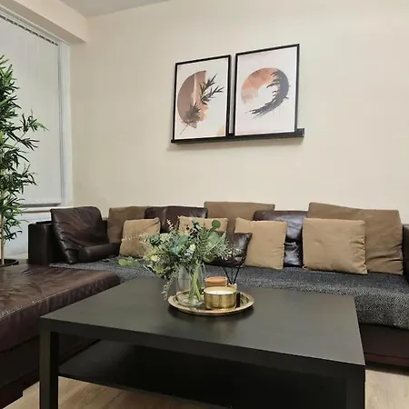 Large Four Bedroom House In Near Centre * Manchester