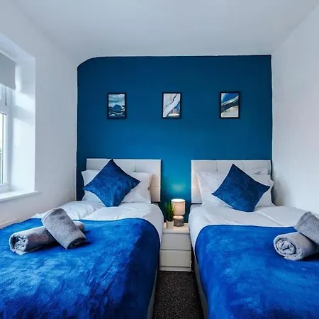 Beautiful Modern Home, Sleeps 8, Free Parking