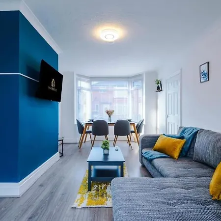 Beautiful Modern Home, Sleeps 8, Free Parking