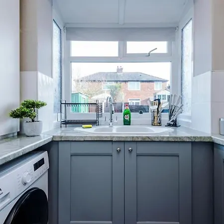 Beautiful Modern Home, Sleeps 8, Free Parking *