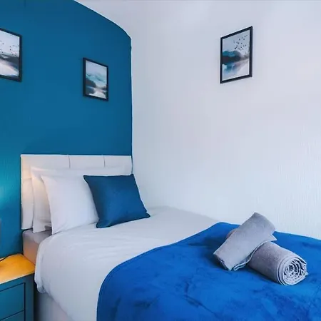 Beautiful Modern Home, Sleeps 8, Free Parking