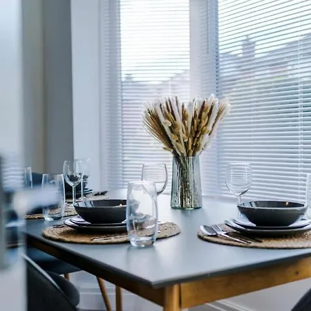 Beautiful Modern Home, Sleeps 8, Free Parking