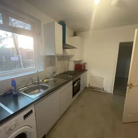 Vila Cheerful 3 Bed Entire House, Newly Refurbished *