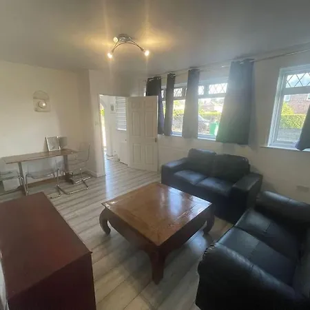 Vila Cheerful 3 Bed Entire House, Newly Refurbished