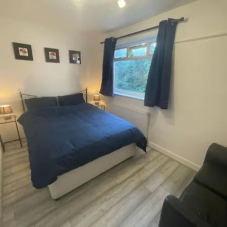 Cheerful 3 Bed Entire House, Newly Refurbished