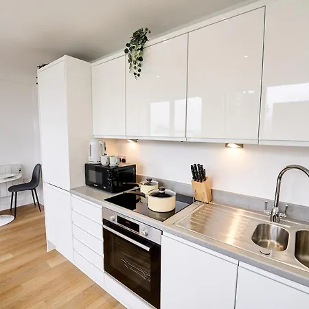 Skyline Sanctuary Apartment *